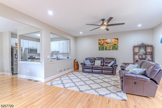 305 Raymound Blvd in Parsippany Troy Hills, NJ - Building Photo - Building Photo