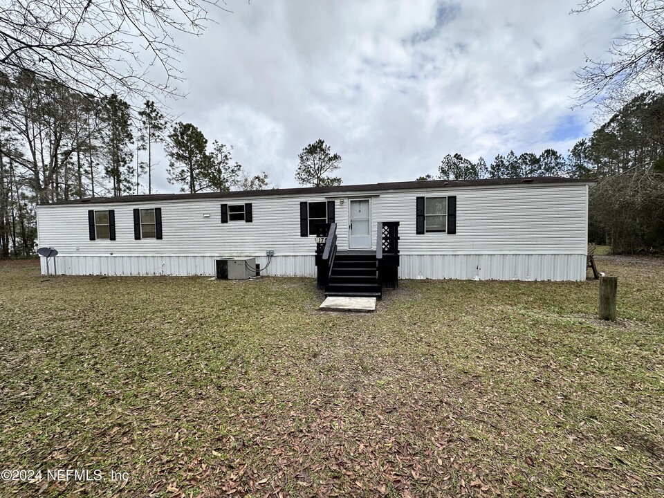 1757 Freedom Dr in Middleburg, FL - Building Photo