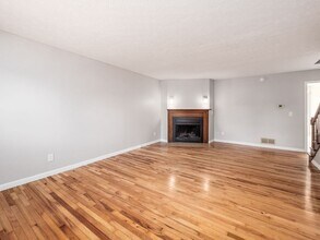 2017 Queensgate Ln in Columbus, OH - Foto de edificio - Building Photo