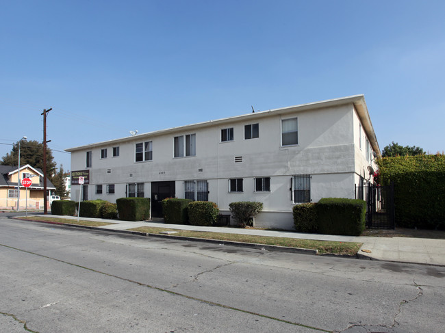 Hyde Park Manor in Los Angeles, CA - Building Photo - Building Photo