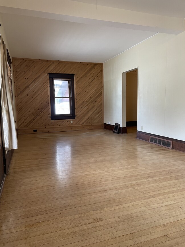 1042 Main St in Eau Claire, WI - Building Photo - Building Photo