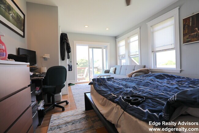 12 South Crescent Circuit, Unit 1 in Boston, MA - Foto de edificio - Building Photo