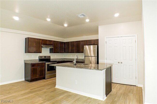 343 Reeves St in Lehigh Acres, FL - Foto de edificio - Building Photo