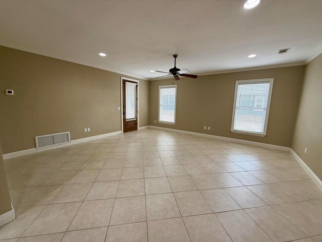 70 Jakes Way in Freeport, FL - Foto de edificio - Building Photo