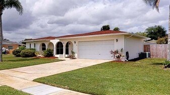201 NE Midfield Ln in Port St. Lucie, FL - Building Photo