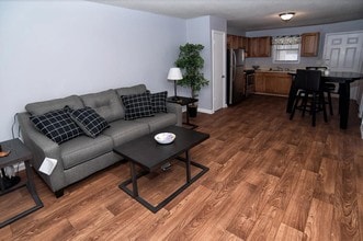 Greenbrier Apartments in Decatur, AL - Foto de edificio - Building Photo