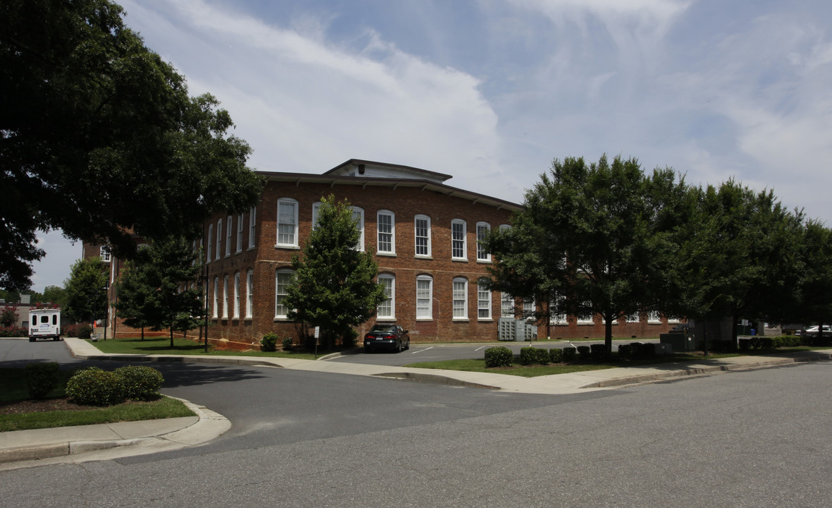 Courtyard at Highland Park in Rock Hill, SC - Building Photo