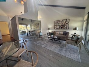 2075 Ascot Dr in Moraga, CA - Building Photo - Building Photo