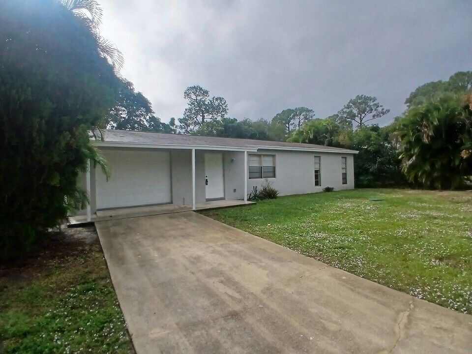 7401 Paso Robles Blvd in Fort Pierce, FL - Building Photo