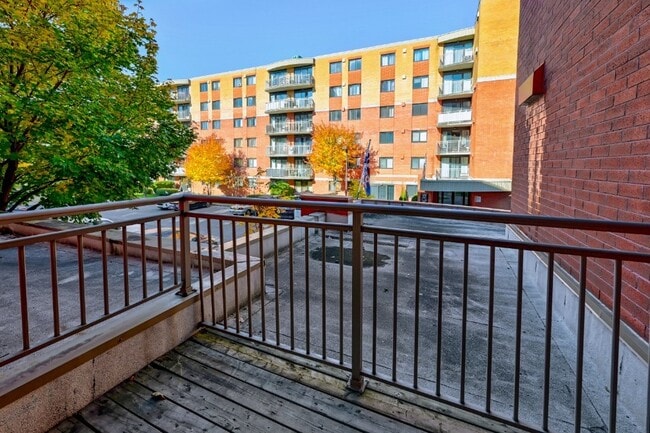 L'Ambiance Ouest in Dollard-des-Ormeaux, QC - Building Photo - Building Photo