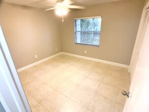 3215 W Swann Ave, Unit 30 in Tampa, FL - Foto de edificio - Building Photo