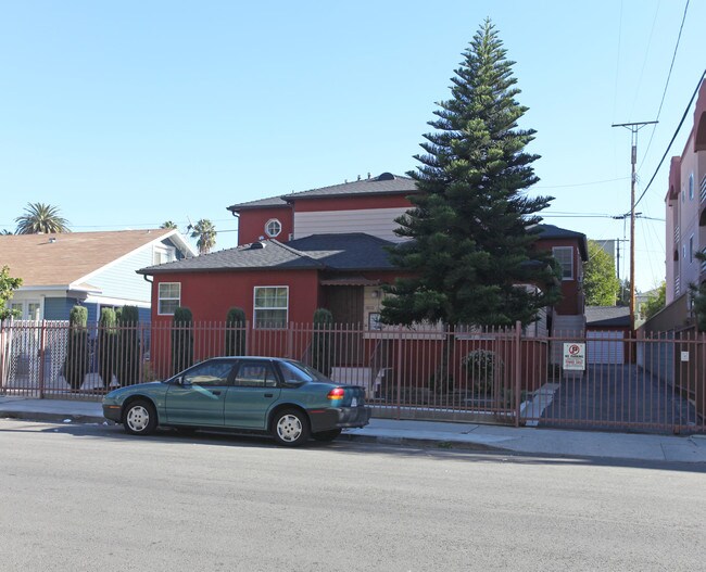 1800 Mariposa Ave in Los Angeles, CA - Foto de edificio - Building Photo