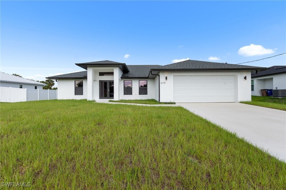 6151 Hershey Ave in Ft. Myers, FL - Building Photo