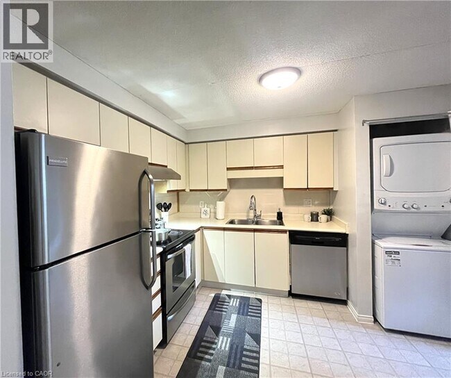 331 Northlake Dr in Waterloo, ON - Building Photo - Building Photo
