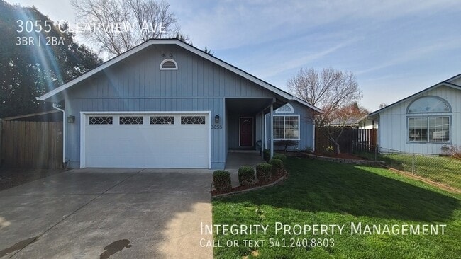 3055 Clearview Ave in Medford, OR - Building Photo - Building Photo