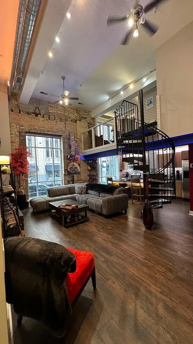 65 Monroe Center St NW, Unit 300 in Grand Rapids, MI - Building Photo - Building Photo
