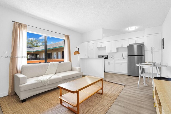 13090 Griffing Blvd, Unit 208 in North Miami, FL - Foto de edificio - Building Photo