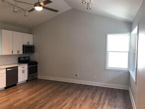 1303 E Cesar Chavez St in Austin, TX - Building Photo - Building Photo