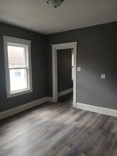 713 E 156th St, Unit 2 in Cleveland, OH - Foto de edificio - Building Photo