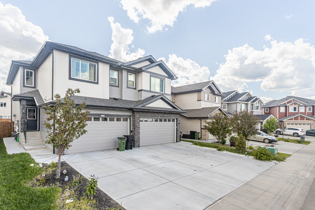 Crimson in Creekwood Chappelle in Edmonton, AB - Building Photo