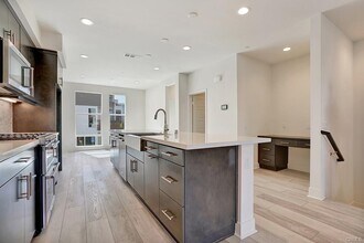 683 W 17th St in Costa Mesa, CA - Building Photo - Building Photo
