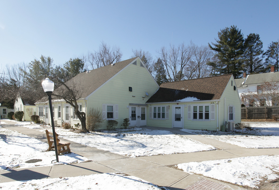 Maple Court in Suffield, CT - Building Photo