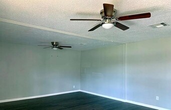 5427 Willow Glen Dr in Houston, TX - Building Photo - Building Photo