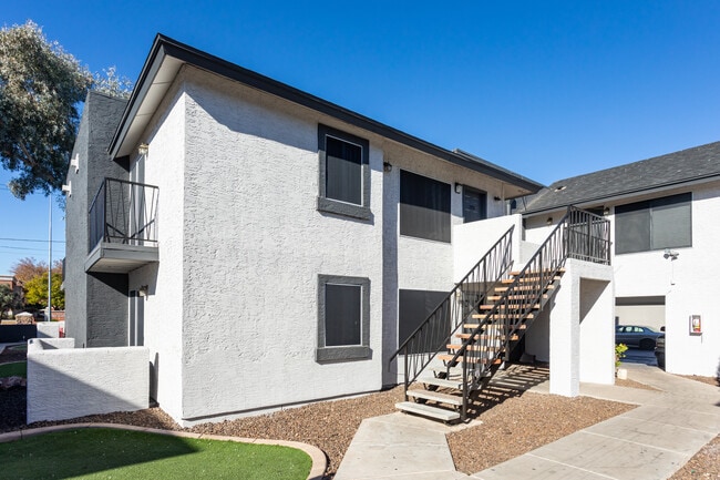 Sunrise on the Rail in Mesa, AZ - Foto de edificio - Building Photo