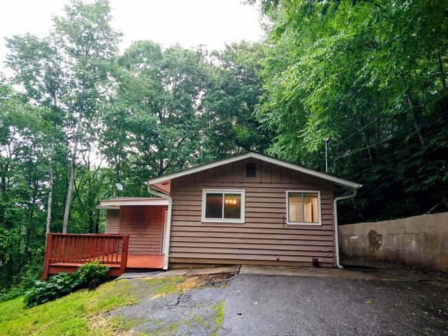 128 Woodland Hills Dr in Franklin, NC - Building Photo - Building Photo