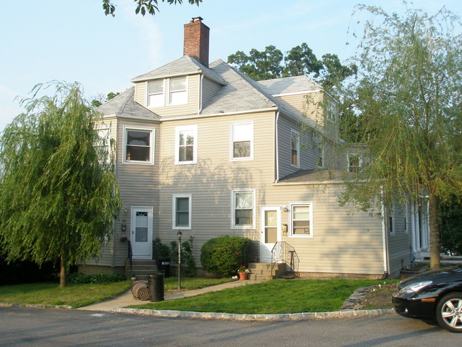 14 Karen Ct in Oyster Bay, NY - Foto de edificio - Building Photo