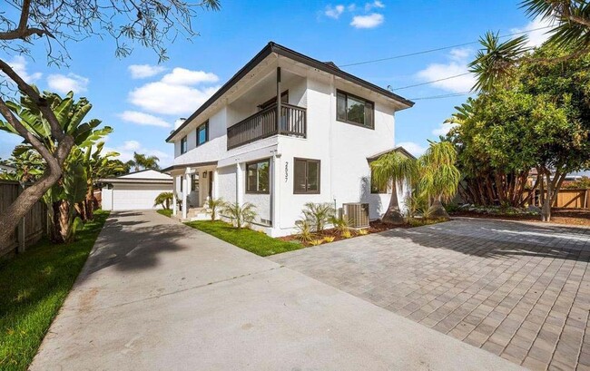 2537 Davis Ave in Carlsbad, CA - Foto de edificio - Building Photo