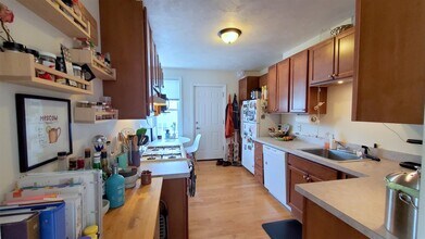 384 Columbia St, Unit #2 in Cambridge, MA - Building Photo - Building Photo