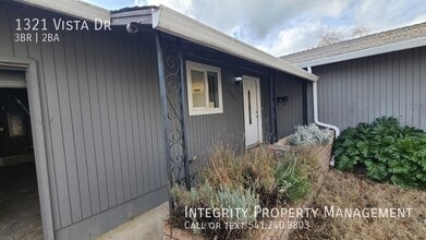 1321 Vista Dr in Central Point, OR - Building Photo - Building Photo