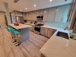 1415 Stearns Dr, Unit Stearns in Los Angeles, CA - Building Photo - Building Photo