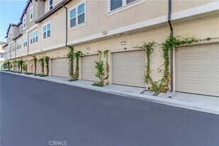 114 Lugo Ln in Mission Viejo, CA - Building Photo