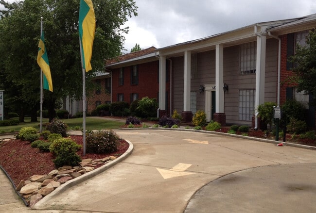 Oakwood Meadows Estates in Memphis, TN - Building Photo - Building Photo