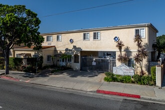 Carson Senior Village in Los Angeles, CA - Foto de edificio - Building Photo