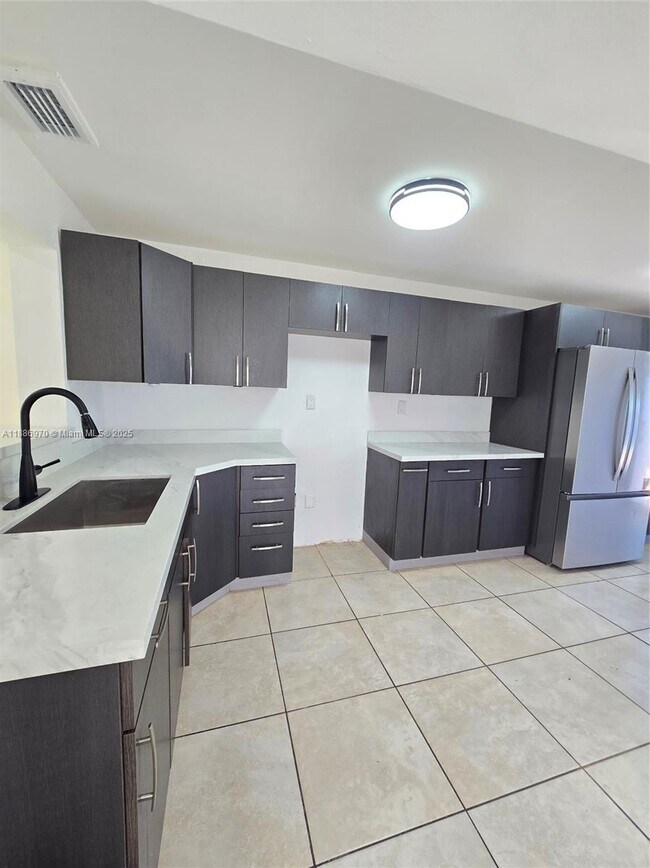 7770 W 8th Ave in Hialeah, FL - Building Photo - Building Photo