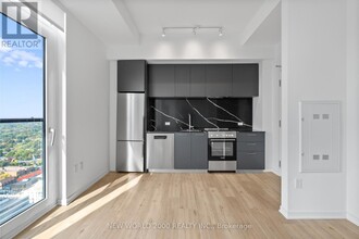 101-3101 Roehampton Ave in Toronto, ON - Building Photo - Building Photo