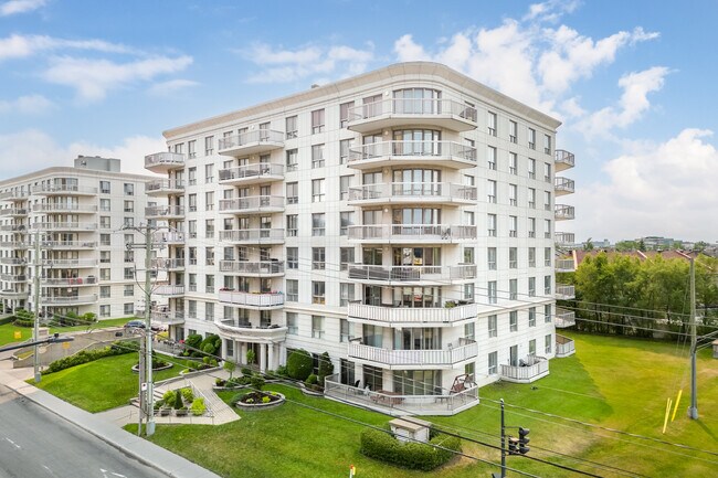 2956 De La Côte-Vertu Boul in Montréal, QC - Building Photo - Building Photo