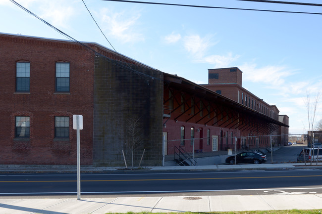 100 Dexter St in Pawtucket, RI - Building Photo - Building Photo