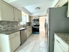 1625 Lakewood Dr in Troy, MI - Building Photo - Building Photo