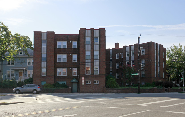 5759-5761 13th St NW in Washington, DC - Foto de edificio - Building Photo