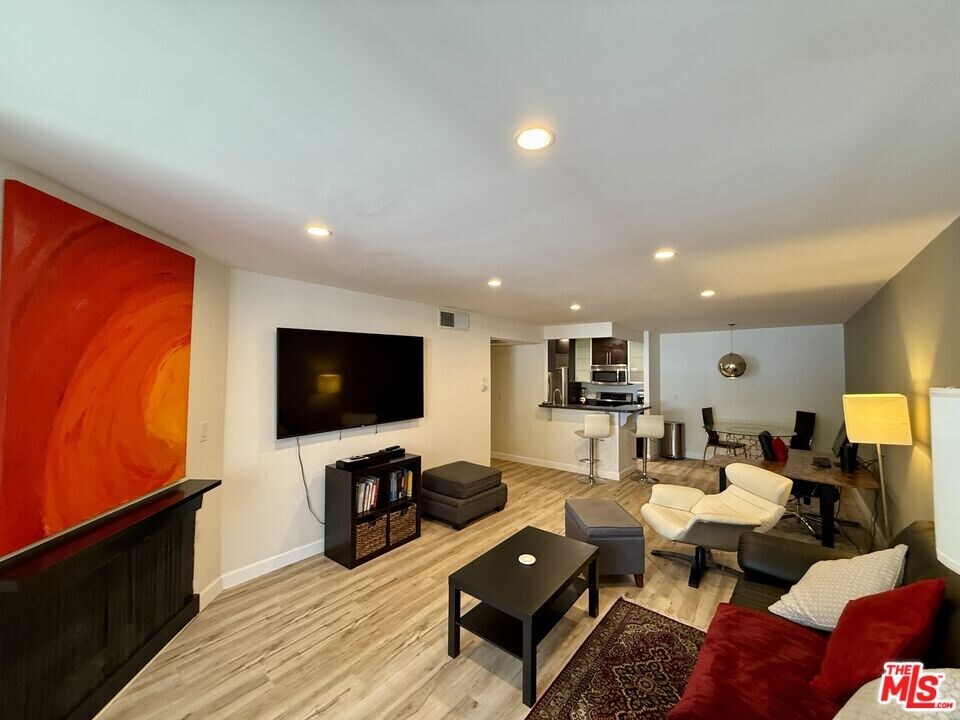 8530 Holloway Dr in West Hollywood, CA - Building Photo