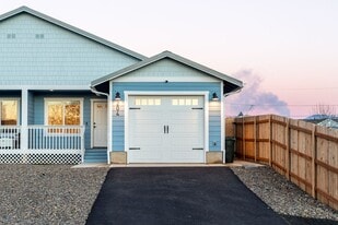 204 Robinson St in Sutherlin, OR - Building Photo