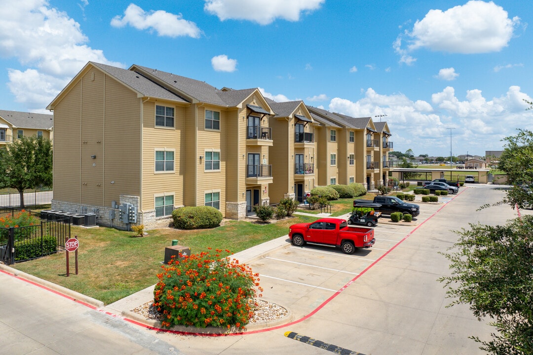 Oak Hollow in Seguin, TX - Building Photo