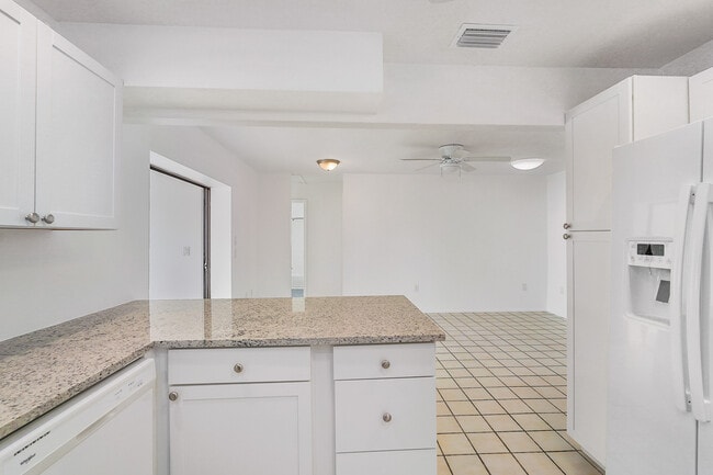 1221 Sleepy Hollow Rd in Venice, FL - Building Photo - Building Photo