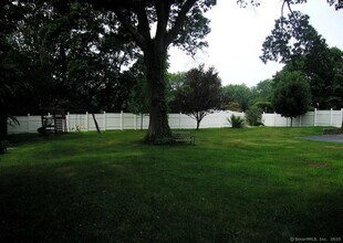 28 Lloyd Rd in Waterford, CT - Building Photo - Building Photo
