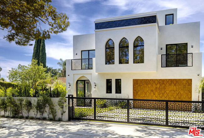 8255 Oakwood Ave in Los Angeles, CA - Building Photo - Building Photo