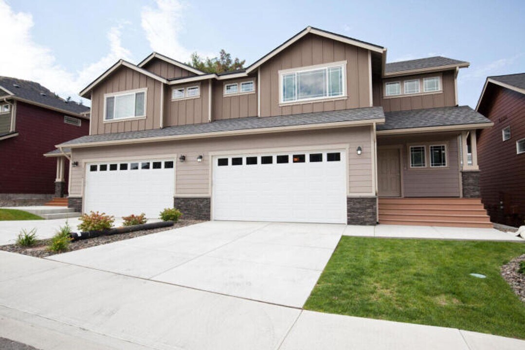 112 Vineyard Ln in Chelan, WA - Building Photo